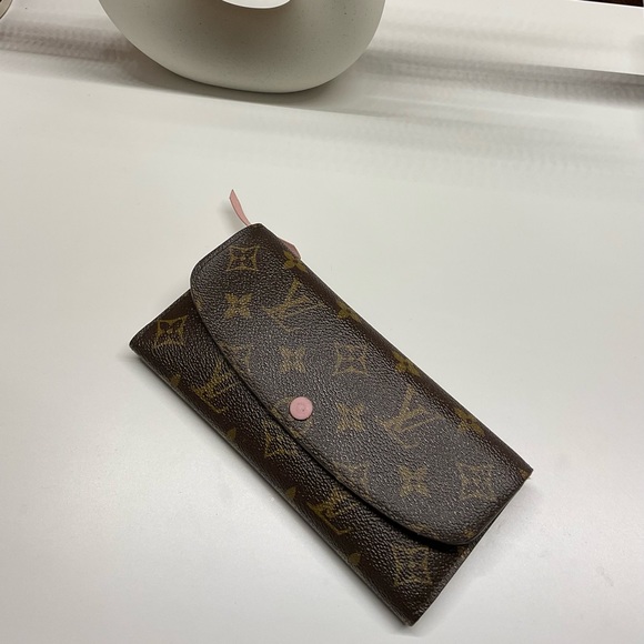 Medium size Emilie LV wallet in good condition. - Picture 1 of 5